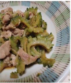 お皿に盛り付けられたゴーヤと豚肉が入ったゴーヤチャンプルの写真