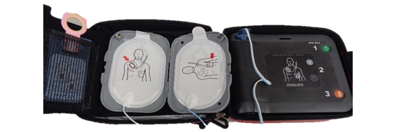 AEDの中に図で所定の位置に貼るよう指示された電極パッドが入った写真