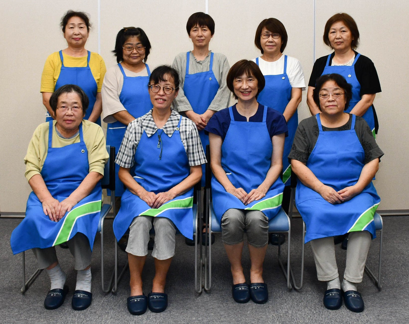 椅子に座っている米沢市三沢母子愛育班の女性9名がうつった写真