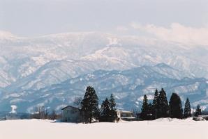 ゲレンデの形が、騎士が槍を持って白馬にまたがっているように見える天元台スキー場が設置された西吾妻山を望む、辺り一面真っ白な雪景色の写真