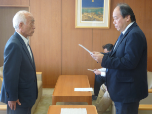 左側に中川市長、右側に遠藤米沢市水道事業等運営審議会長がいて答申書を読み上げている様子の写真