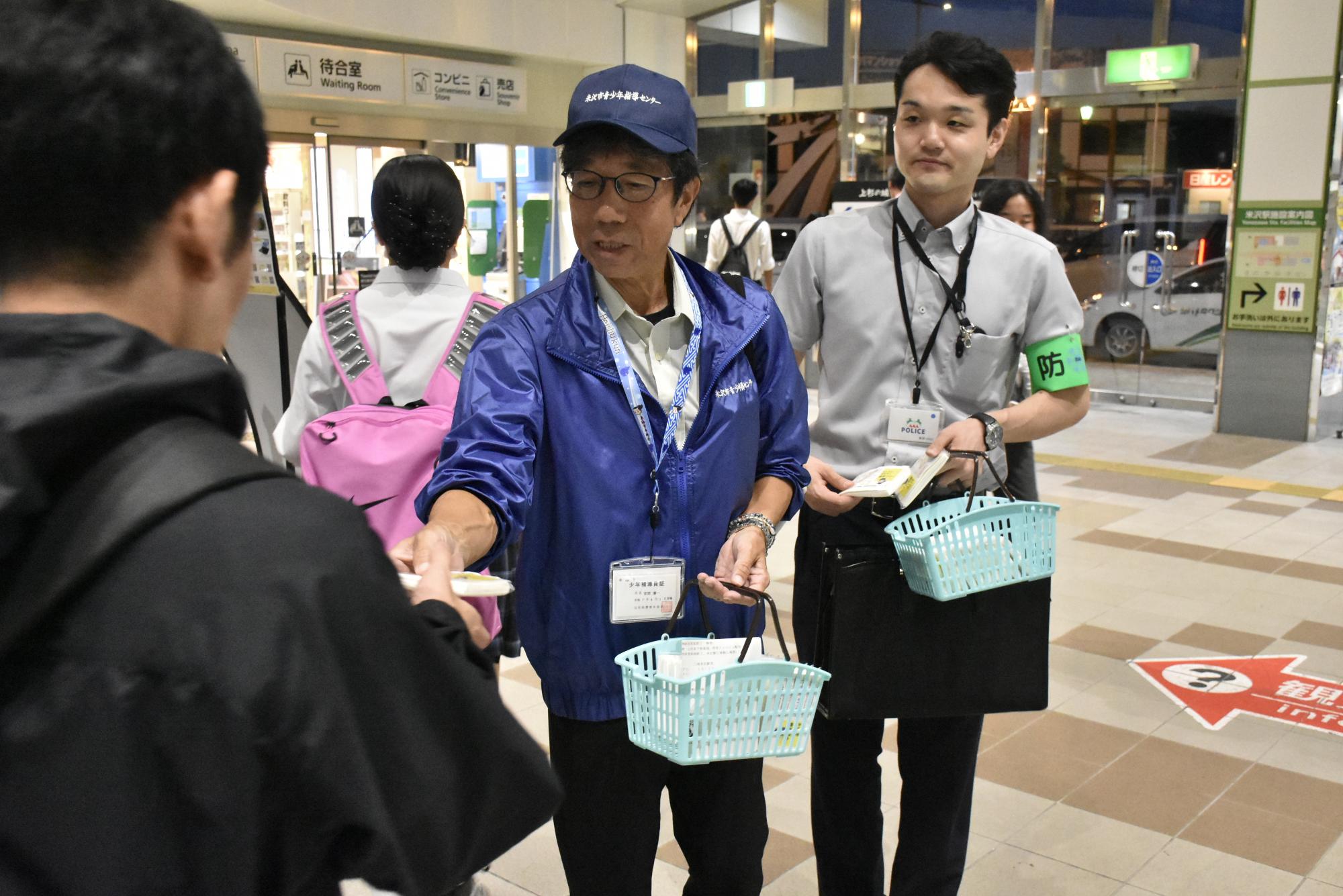 啓発ティッシュ配布