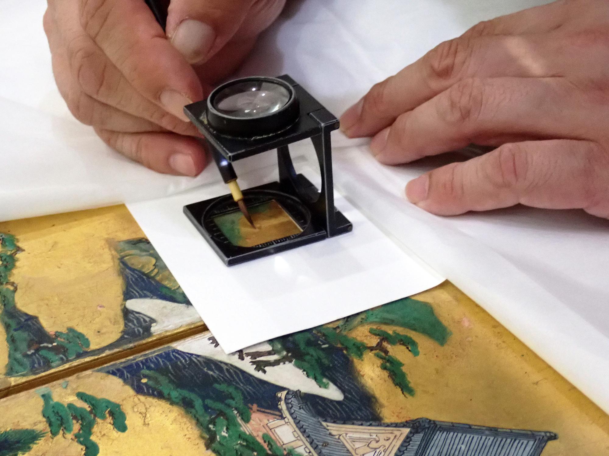 筆で膠を注入する