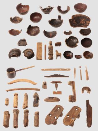 様々な形状の大南遺跡出土木製品類がきれいに並べて置いてある写真