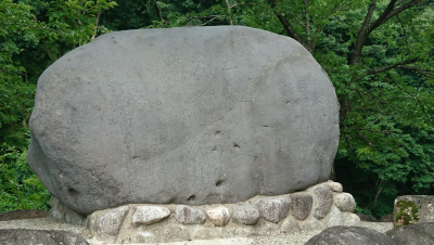 安山岩の自然石で、高さ160センチメートル 、幅281センチメートル、 厚さ139センチメートルの灰色の龍師火帝の碑の写真