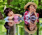 鏡の様な台から顔を出してポーズをとっている浴衣姿の2名の女の子の写真