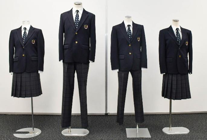 スカートの制服とスラックスの制服が2着ずつマネキン人形に着せた状態で並べられており、ネクタイのドット柄が特徴的な制服の写真