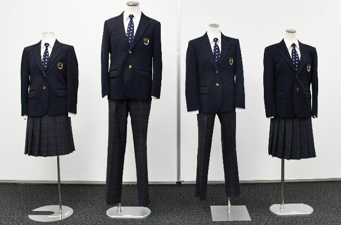 スカートの制服とスラックスの制服が2着ずつマネキン人形に着せた状態で並べられており、左胸にはワッペンが付いてネクタイのドット柄が特徴的な制服の写真