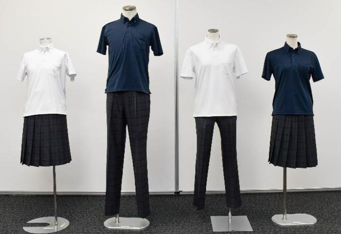 スカートの制服とスラックスの制服が2着ずつマネキン人形に着せた状態で並べられており、紺色と白色の2種類の半袖ポロシャツの制服の写真