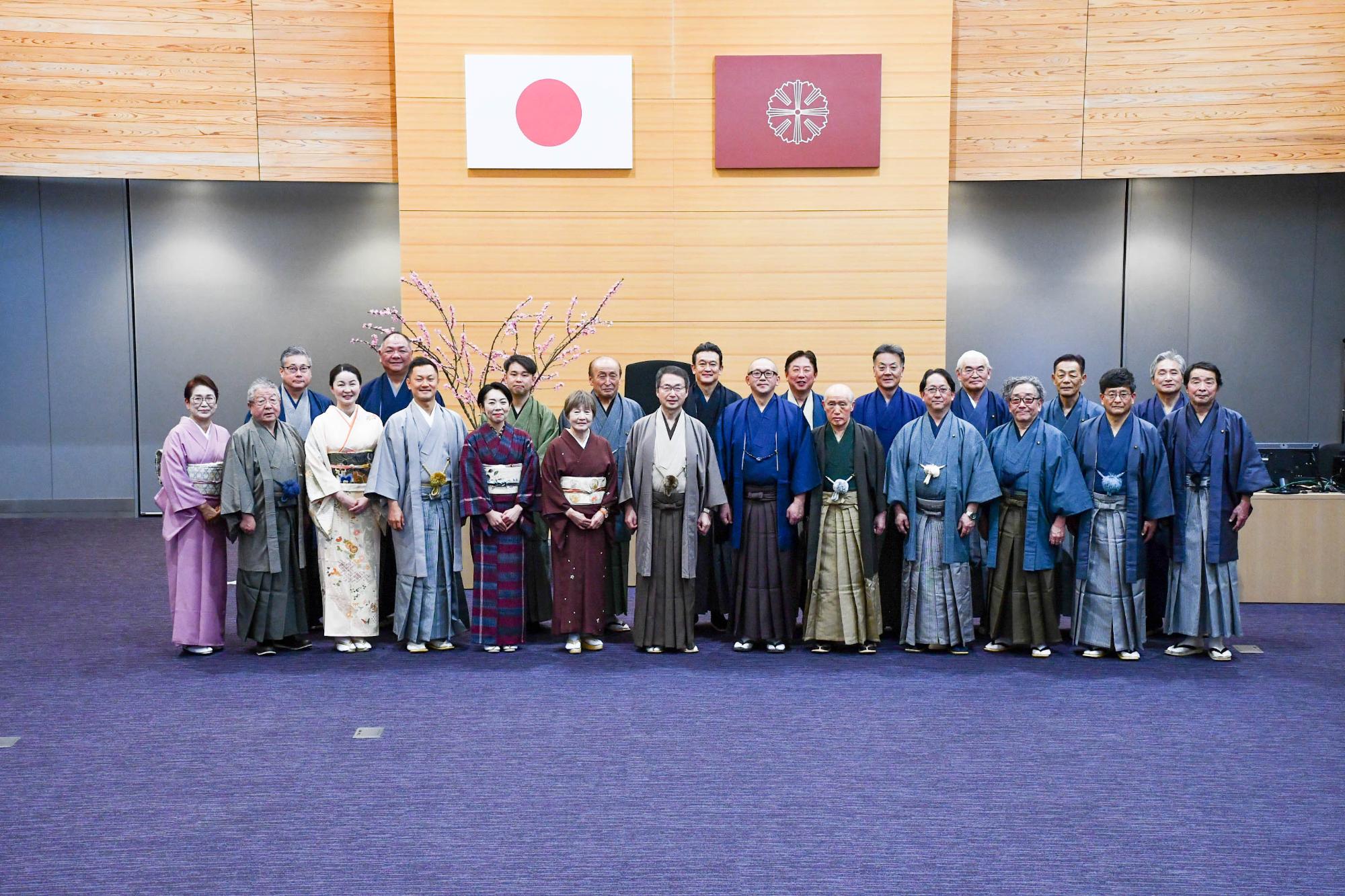 会場内で全員がきものを着用して撮っている集合写真