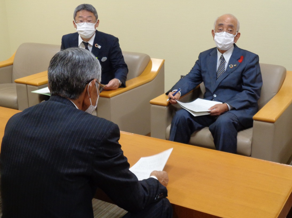 資料を手に持ち椅子に座って話をする市長と関係者の写真