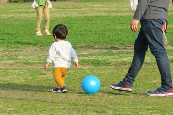 ボールで遊ぶ親子の写真