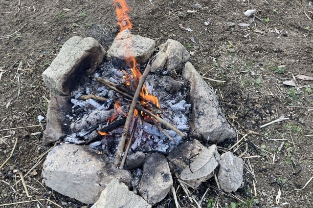 石を積んで作られたかまどの写真