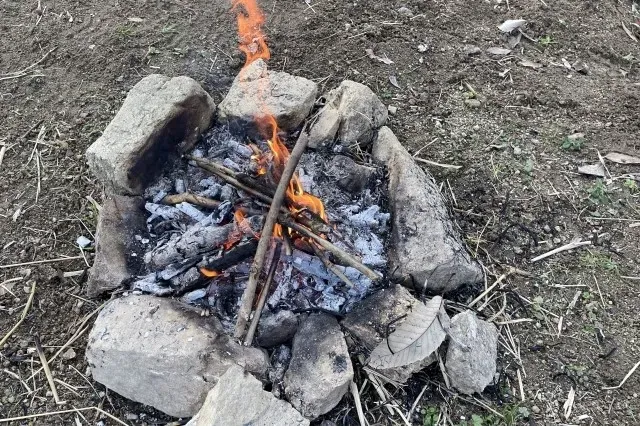 石を積んで作られたかまどの写真