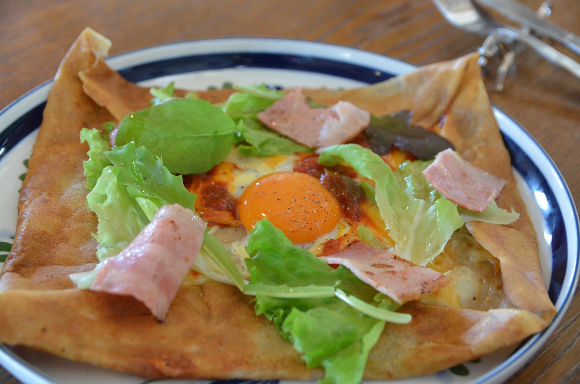 そば粉を使ったクレープ料理のガレット