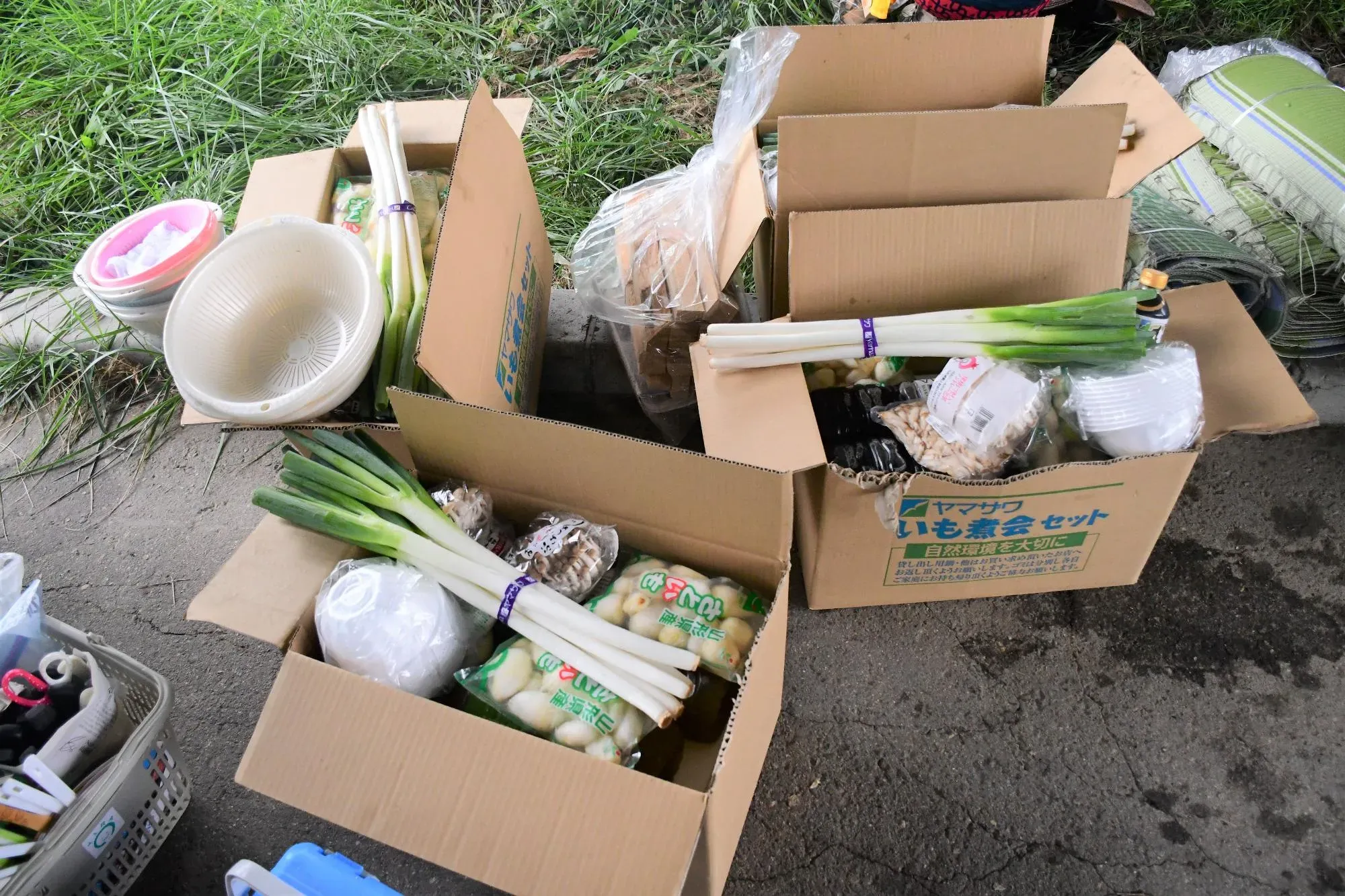 段ボールに入った芋煮会セットの写真