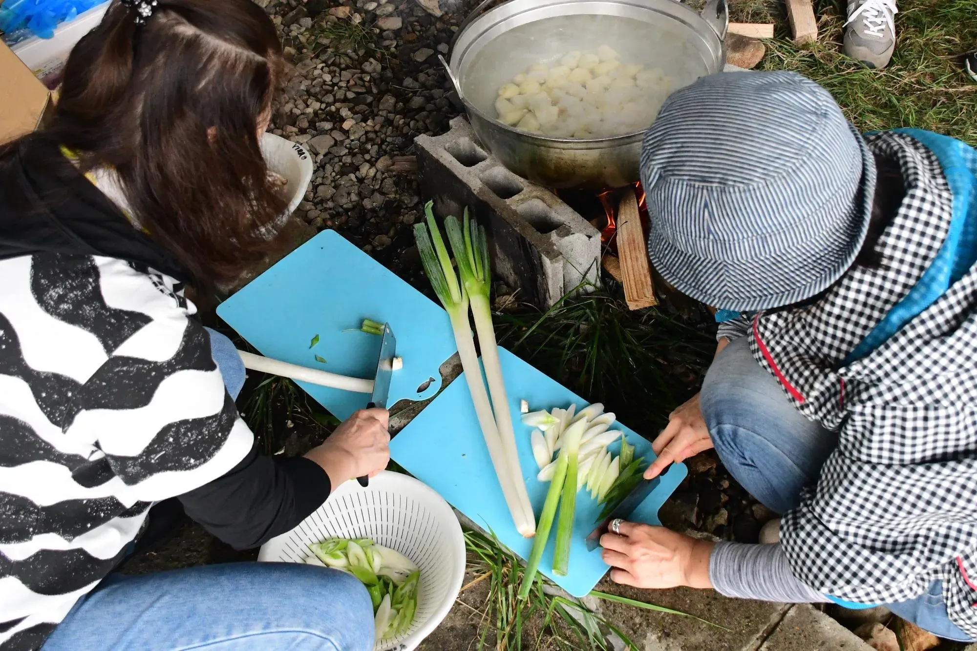 ねぎを切っている写真