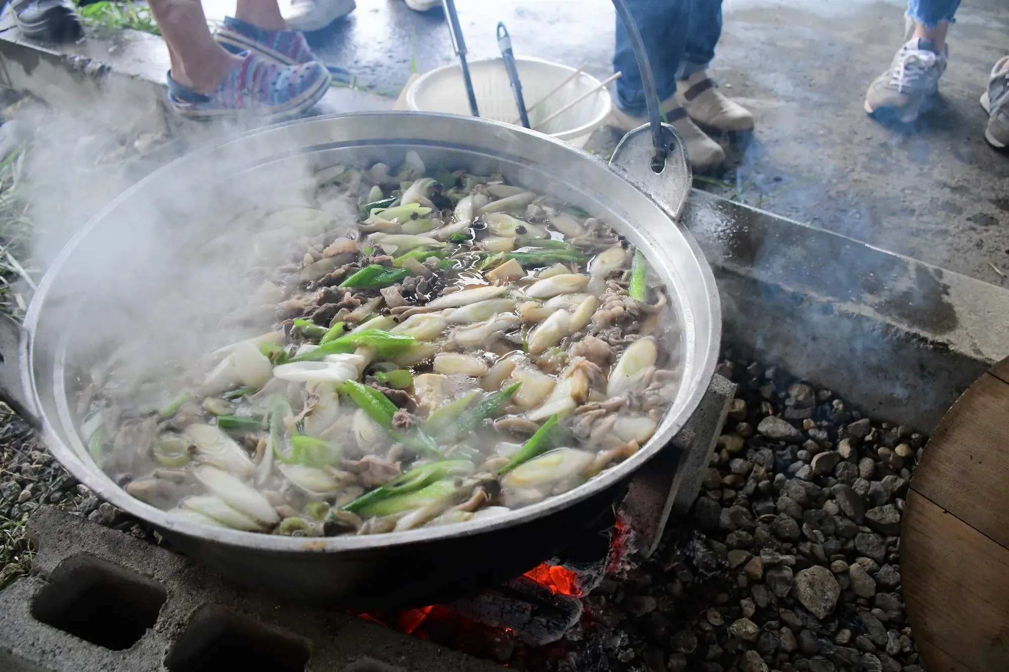 大鍋でつくられた芋煮の写真