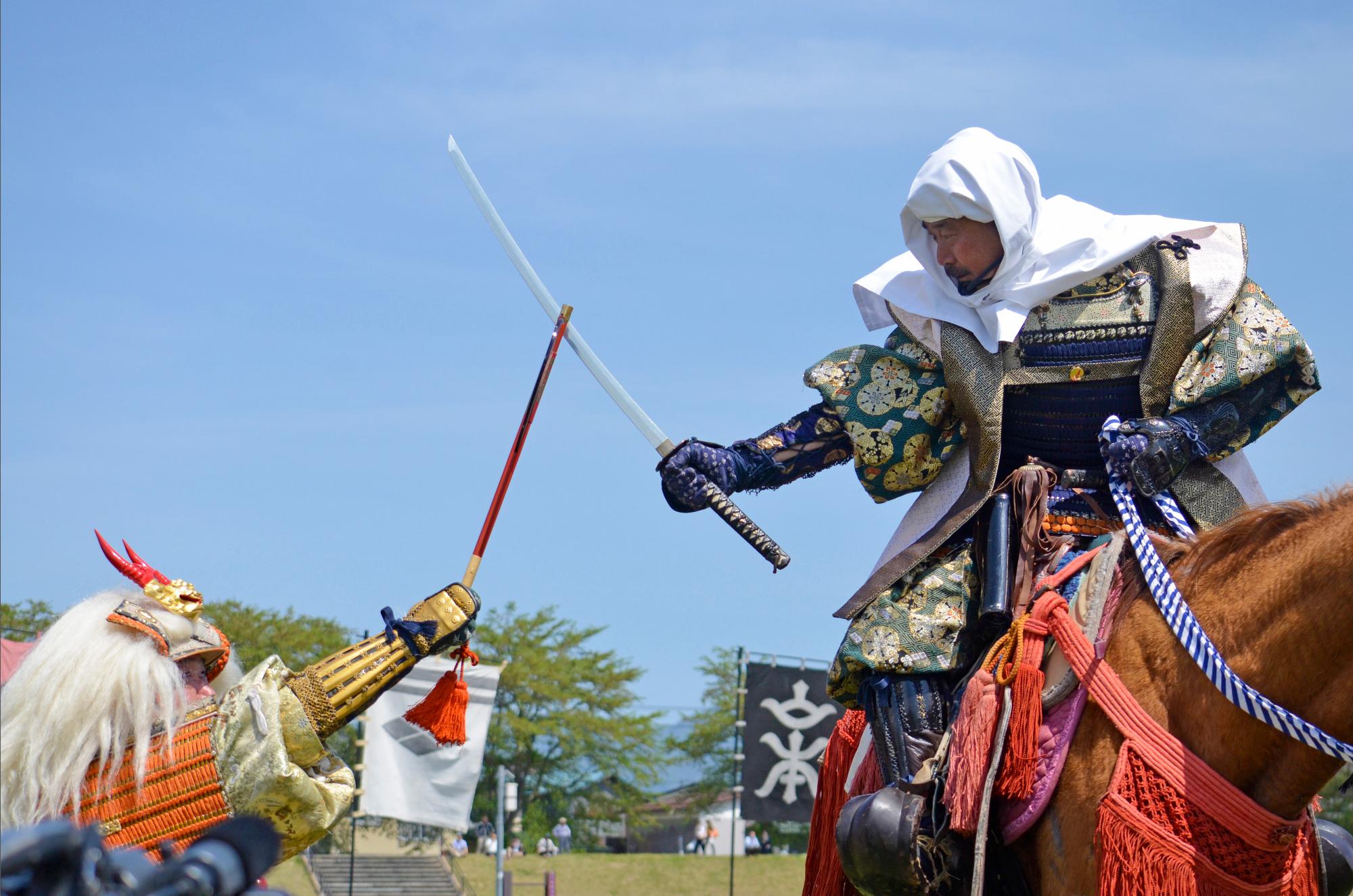 上杉謙信の太刀を武田信玄が軍配団扇で受ける写真