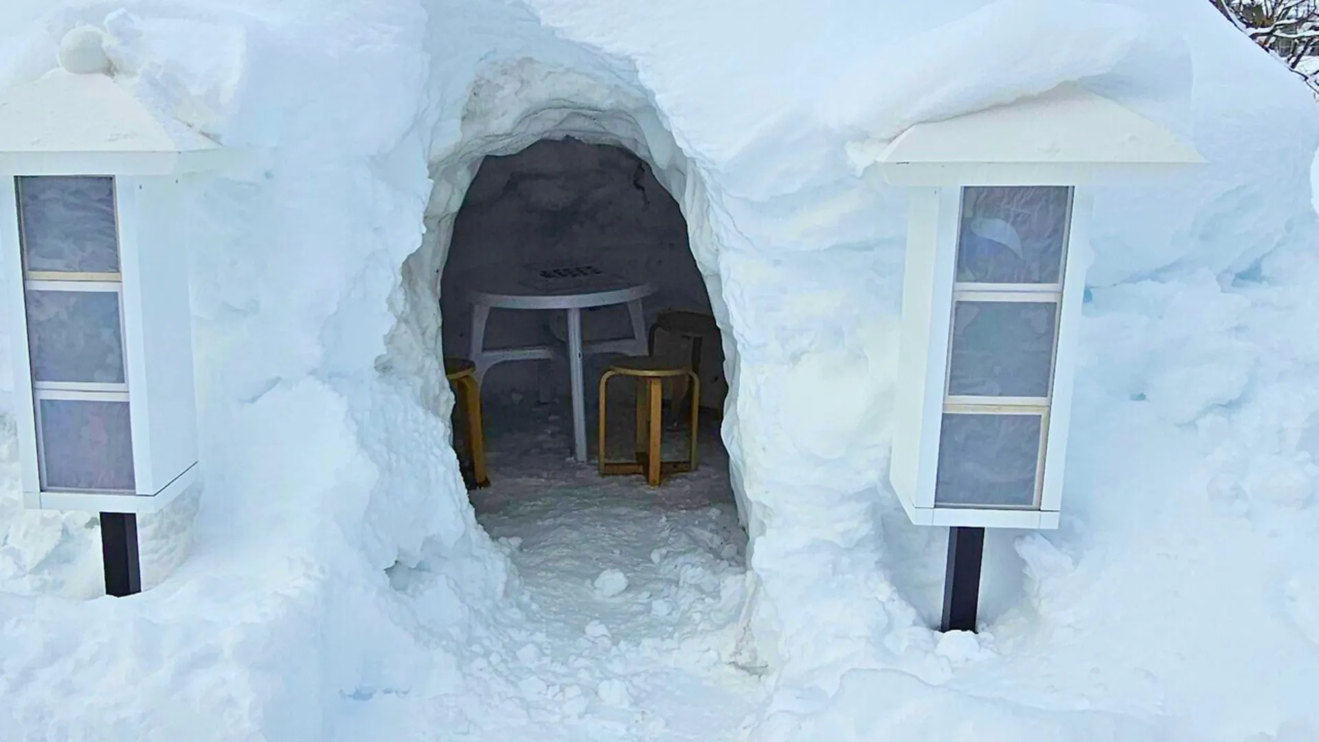 かまくらの中の様子（テーブルと椅子）