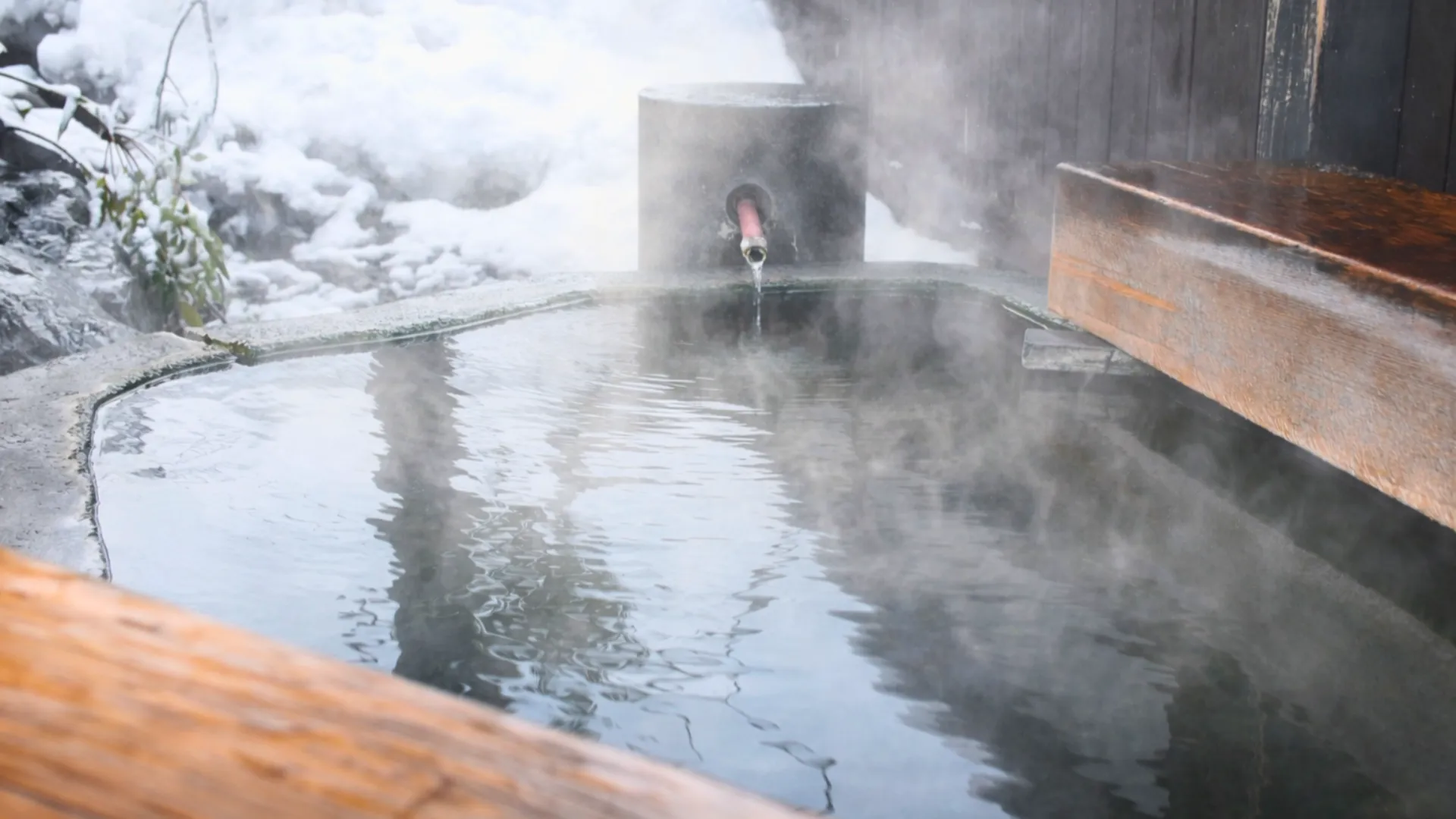 小野川温泉街の足湯（雪の日）