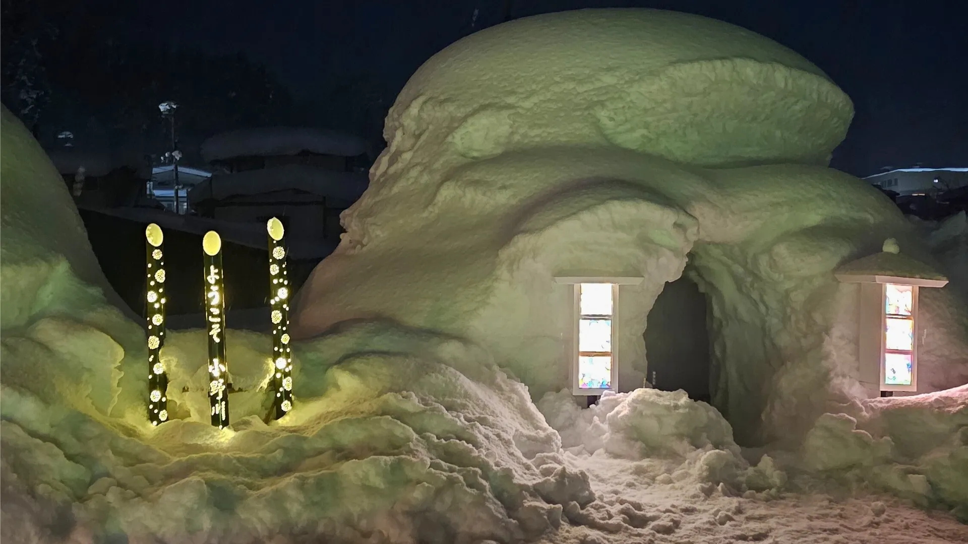 ライトアップされた夜の小野川温泉かまくら村