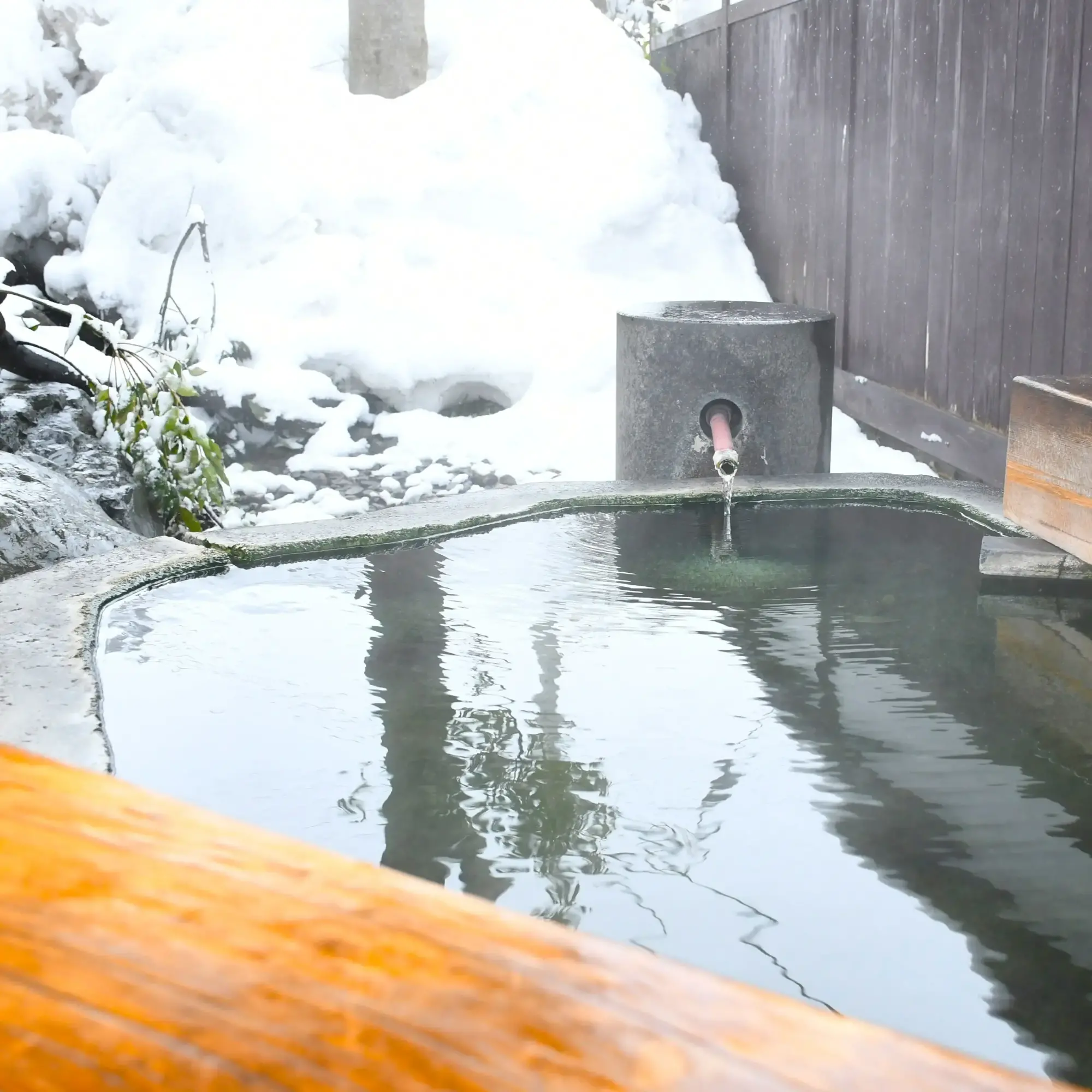 雪景色を望む米沢の温泉