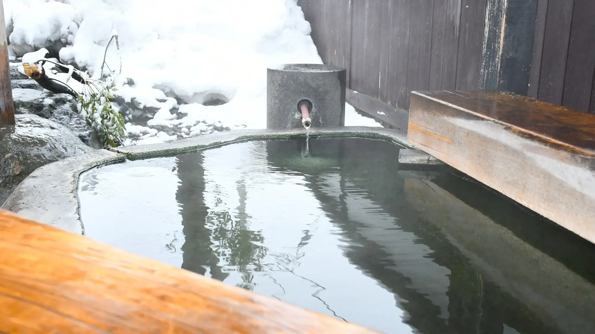雪景色を望む米沢の温泉