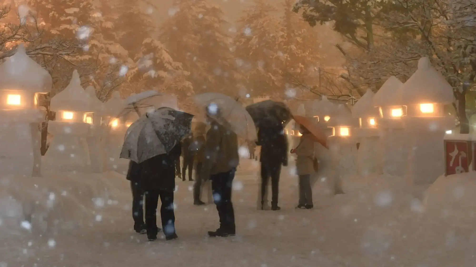 雪灯篭まつりの幻想的な夜景