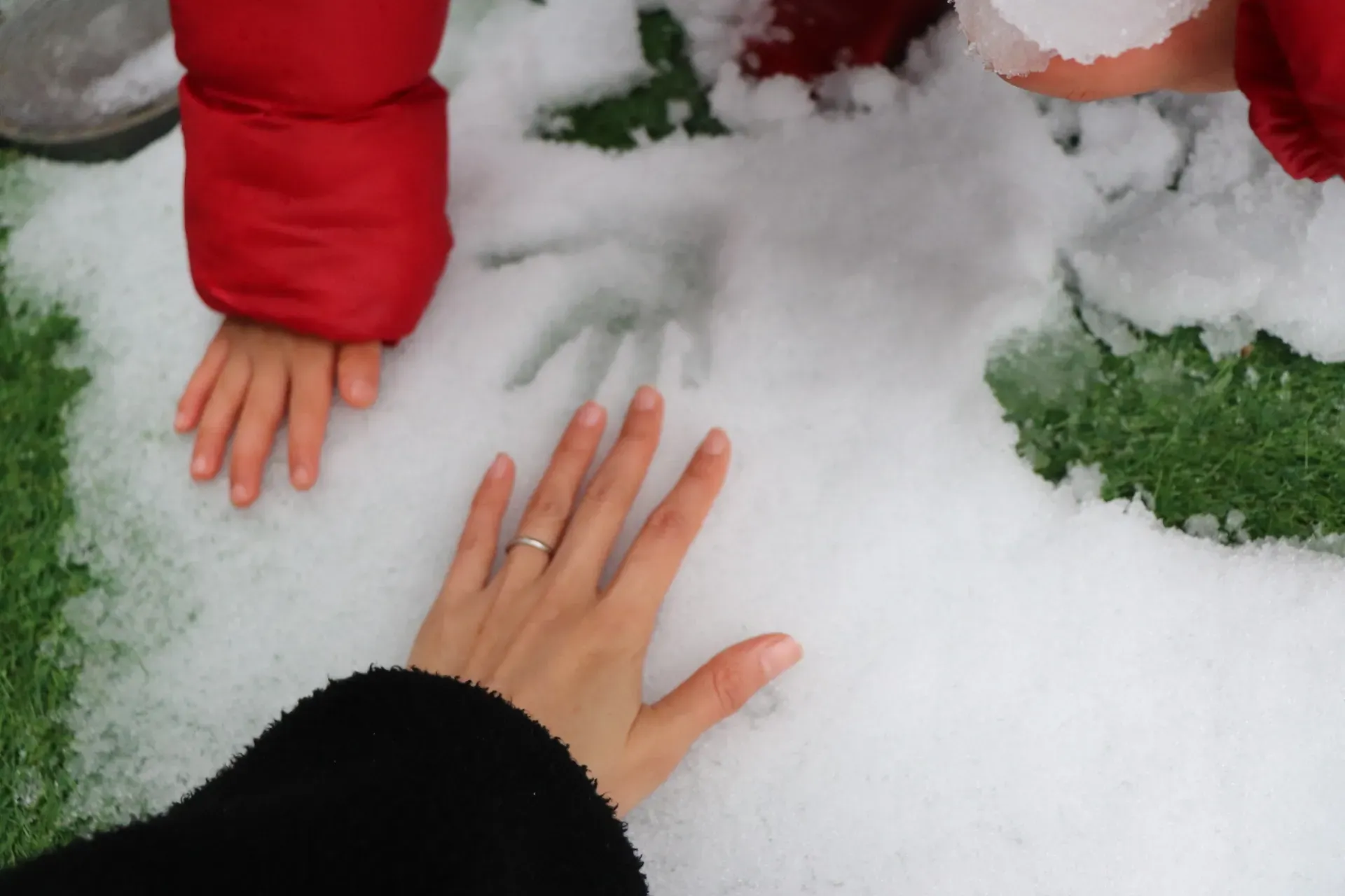 雪を触っている親子