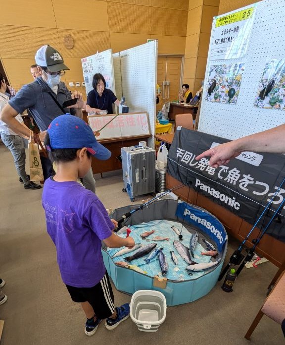 エネルギー体験「手回し発電で魚をつろう！」
