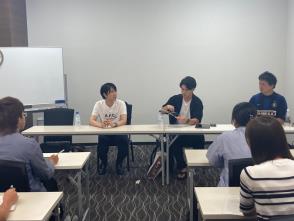 民間交流団体ドットミートの交流会で座って議論している様子の写真