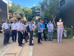 まちづくりスポット仙台で参加者が建物の前で説明を聞いている写真