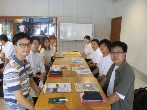テーブル席に着席した8名の参加者がカメラの方を向いている写真