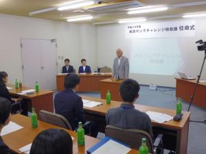 演壇で市長が参加者に向けて挨拶をしている市長と参加者の写真