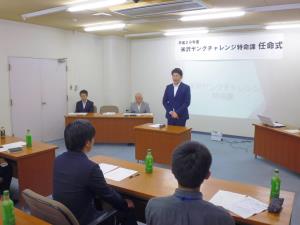 演壇で参加者に向けて話をする佐藤会長を参加者側から撮った写真