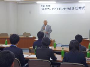 演壇で参加者に向けて講話をする市長と、講話を聴講する参加者たちの写真