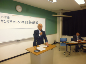 演台に置いた資料に手を添えながら話をしている様子の市長の写真