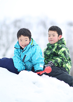 雪遊びをしてるをしてる2人の子どもの写真